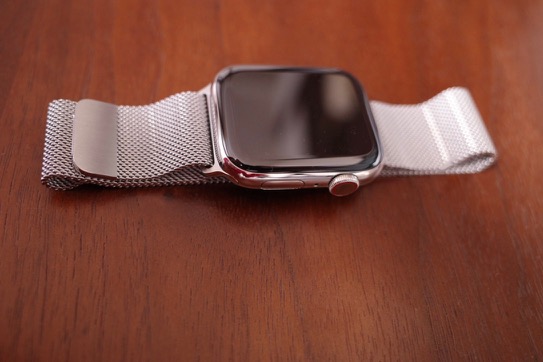 Apple Watch Series 4(GPS + Cellularモデル)- 44mmステンレススチールケースとミラネーゼループ